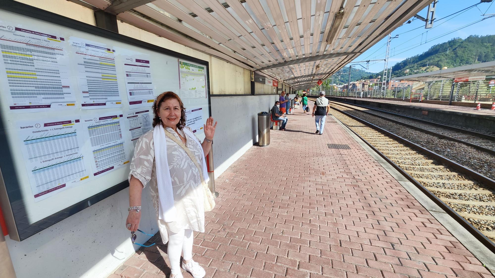 En imágenes: Primer día de las nuevas tarifas en los abonos de transporte en Mieres