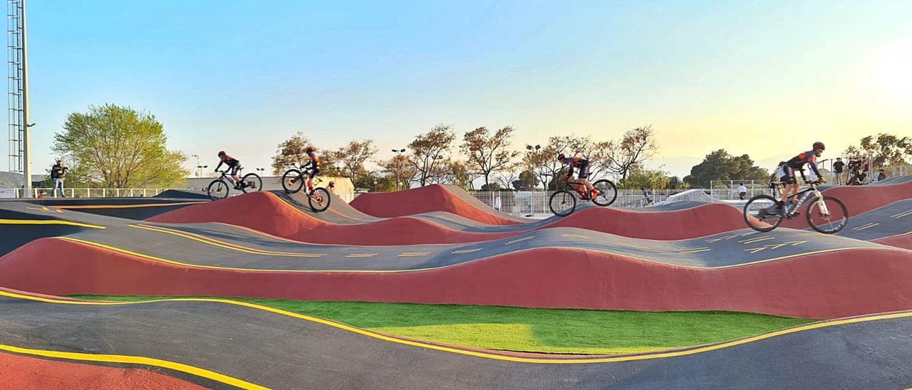 Los aficionados al ciclismo de montaña pudieron estrenar en la tarde de ayer el moderno Pump Track de Elda tras tres meses de obras. | INFORMACIÓN