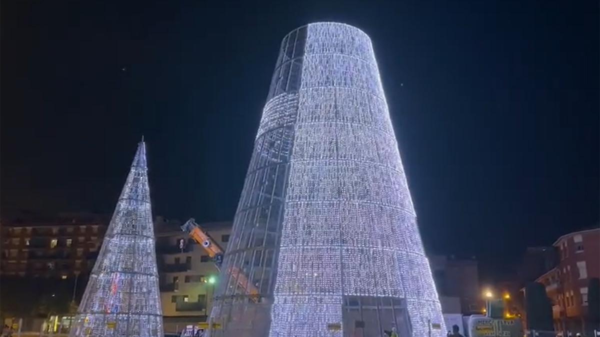 Pruebas de luz del árbol de Navidad de Badalona