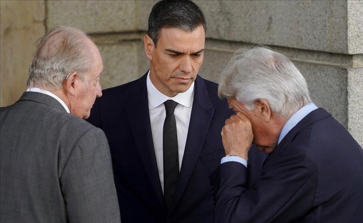 Juan Carlos I, Pedro Sánchez y Felipe González, en la capilla ardiente de Rubalcaba.