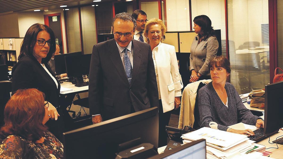 Javier Moll y Arantza Sarasola, en la redacción de ‘La Nueva España’ en 2019.