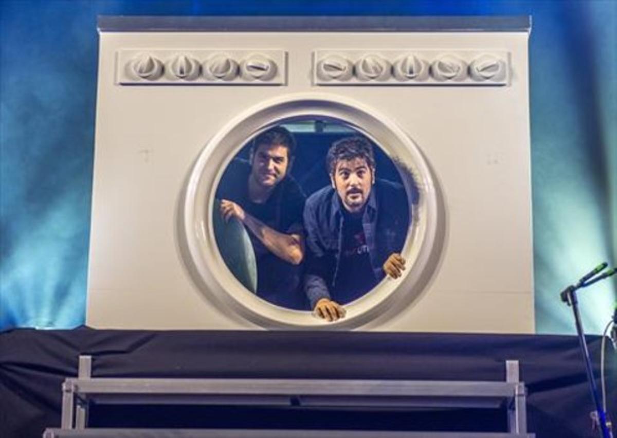 Los hermanos Muñoz salieron al escenario desde una lavadora gigante.