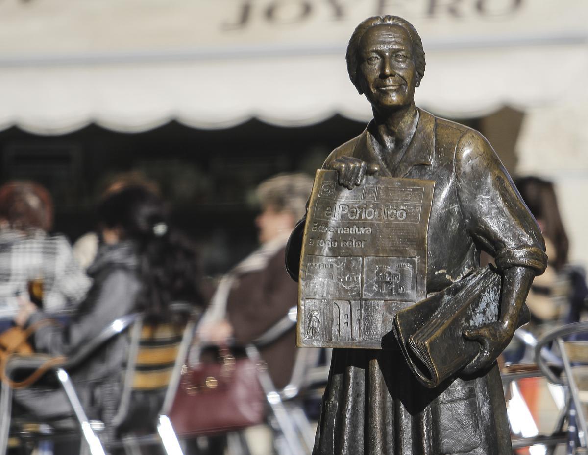 La estatua fue llevada a cabo por José Antonio Calderón, profesor de Escultura de la Escuela de Bellas Artes Eulogio Blasco de la Diputación de Cáceres. «Es increíble cómo ésta obra se ha sumergido en la ciudad», dijo el autor.