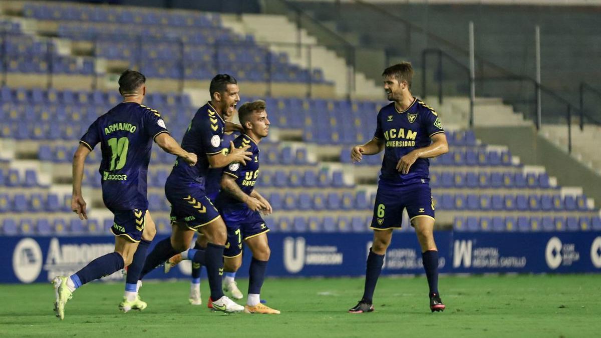 Jugadores celebrando el tanto de Alberto frente al Costa Brava