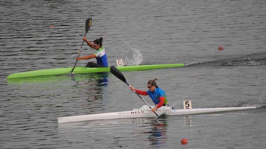 La canguesa Teresa Portela, en primer plano, durante la regata, celebrada en Trasona (Asturias). // FDV