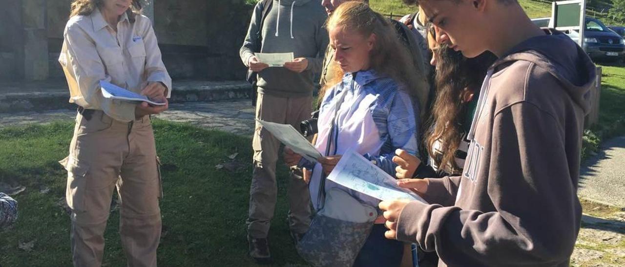 Turistas en el punto de información de Buferrera, ayer.