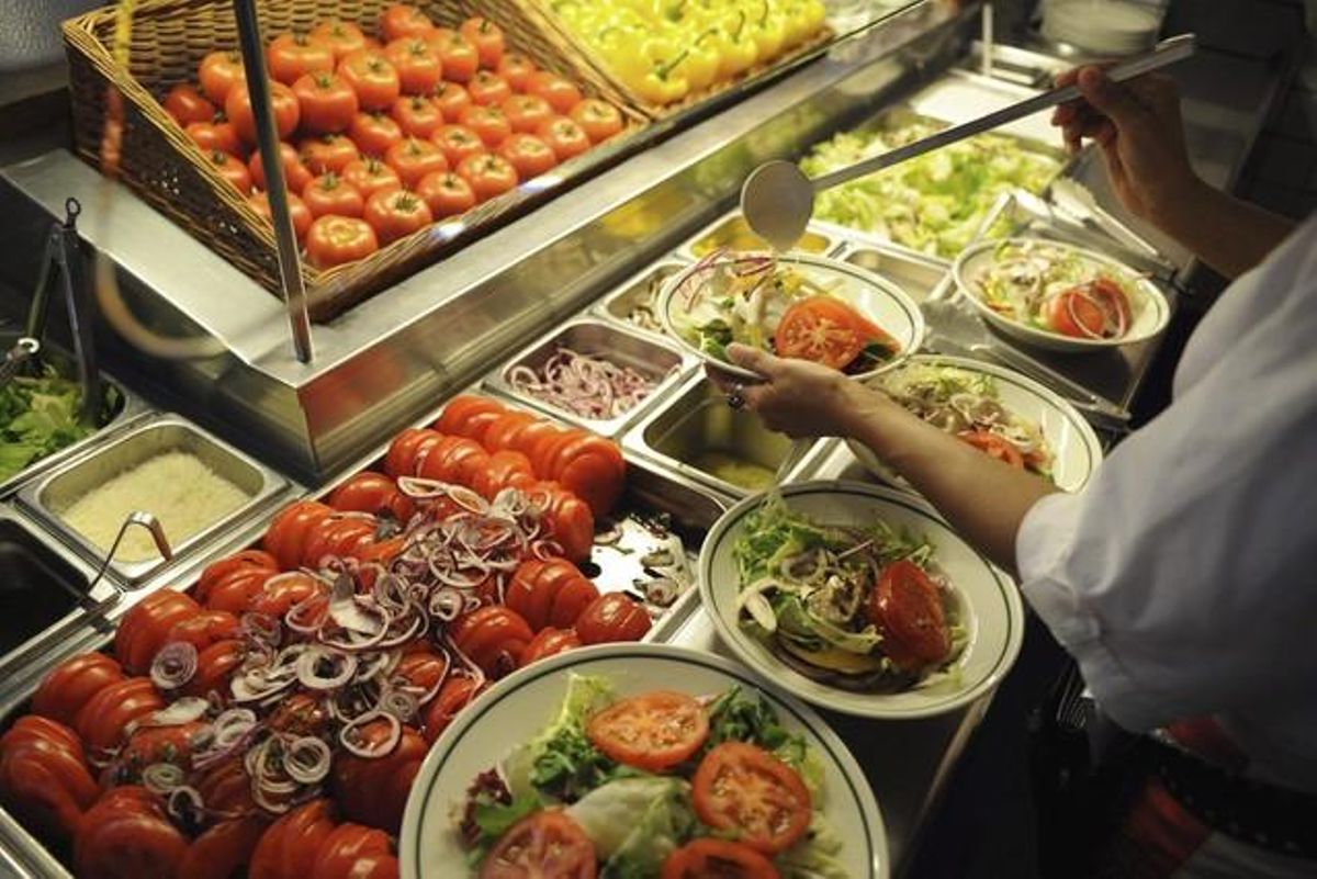 Un cambrer prepara amanides en un restaurant alemany després que el Govern hagi posat fi a l’alerta. Un cambrer prepara amanides en un restaurant alemany després que el Govern hagi posat fi a l’alerta.