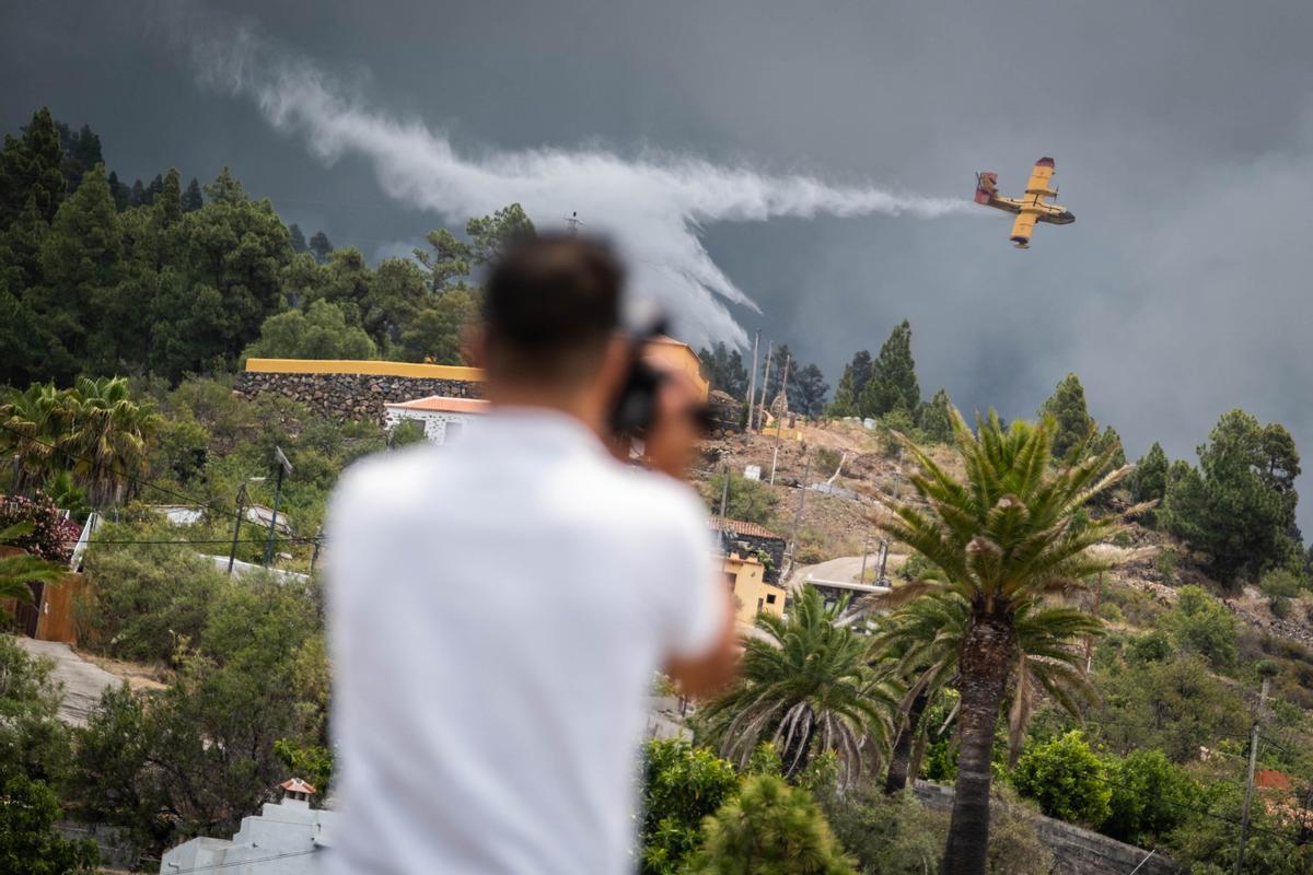 L’incendi de La Palma continua actiu i l’evolució és favorable als flancs nord i sud