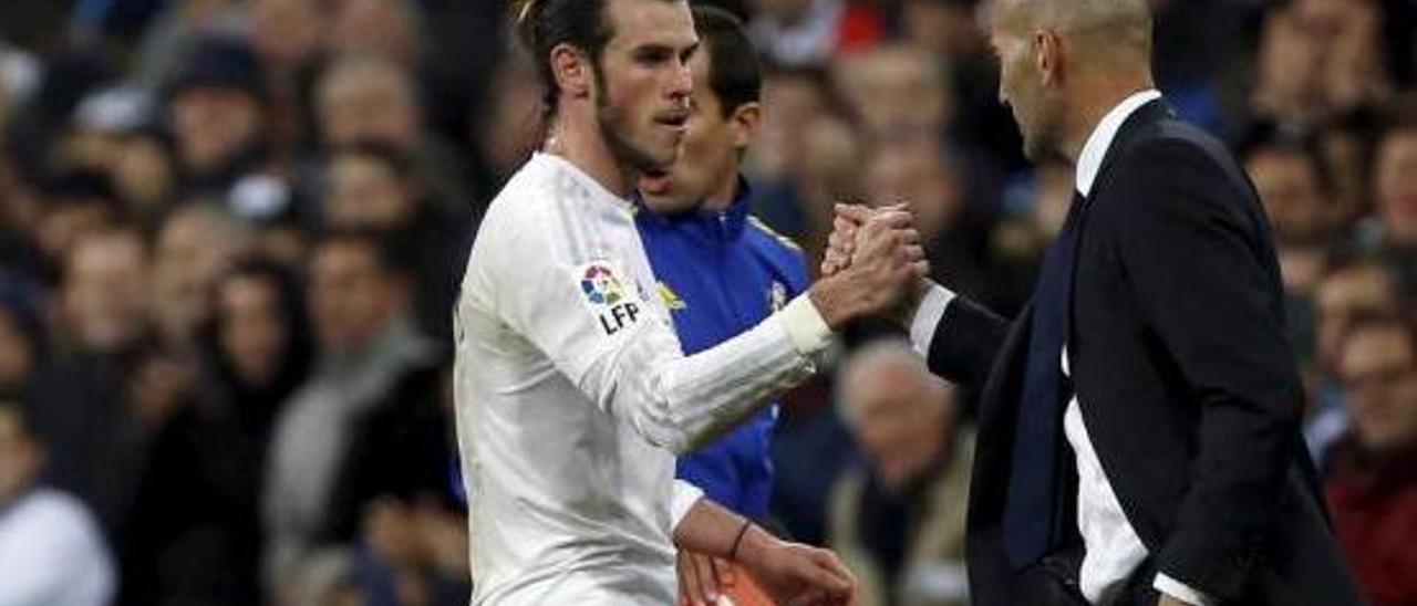 Zidane saluda a Bale tras sustituirlo por Jesé.
