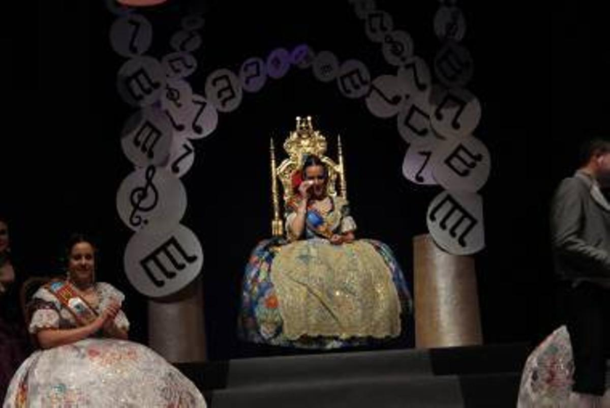 Galería fotos: Las comisiones falleras de Burriana sacan sus monumentos a la calle