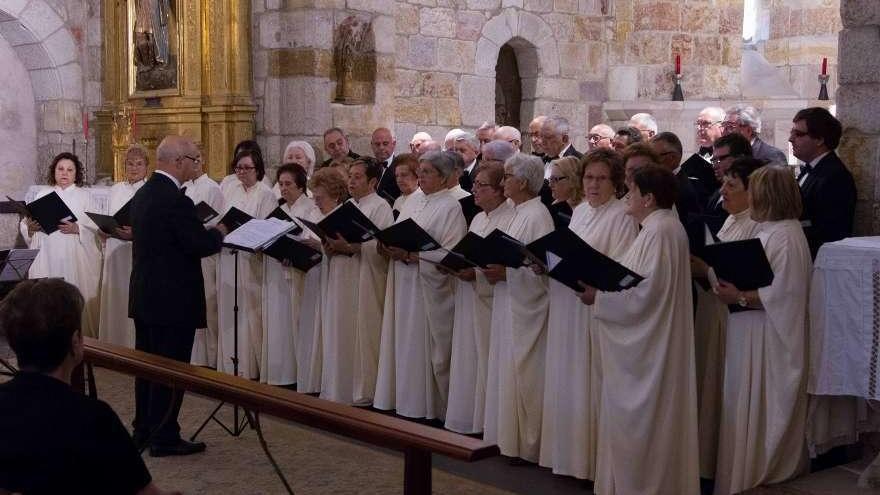 La coral gallega, en la iglesia de Santa María la Nueva.