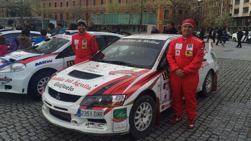 Juan Carlos Quintana-Ariday Bonilla, junto a su Mitsubishi EVO-IX