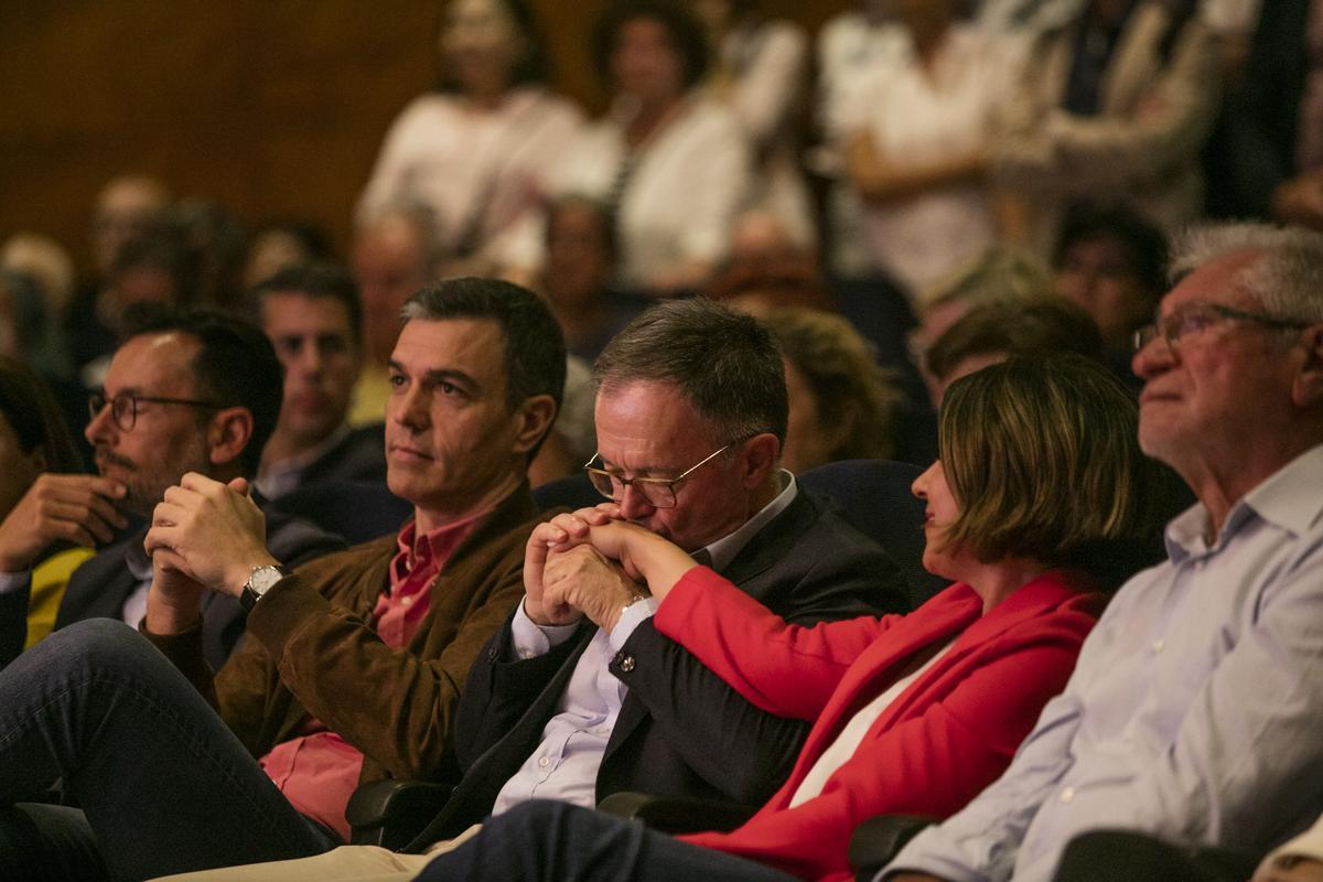 Josep Marí besa la mano de Sofía Herranz.