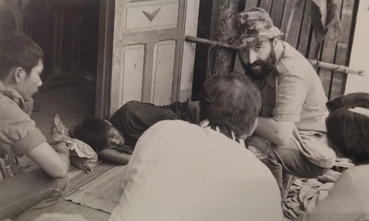Con un prisionero herido del Vietkong en 1975.