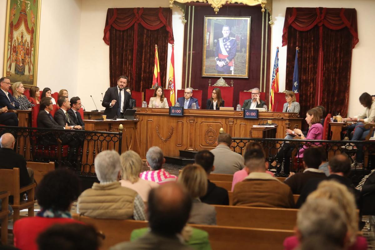 El alcalde interviniendo durante el pleno extraordinario en contra de la amnistía