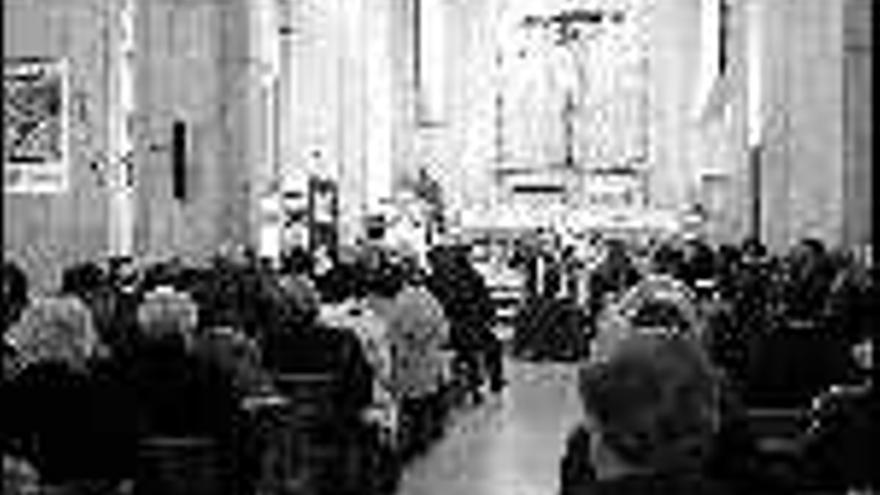 El féretro con los restos de Manuel Fernández-Escandón, ayer, durante su funeral, en la iglesia parroquial de Sotrondio.