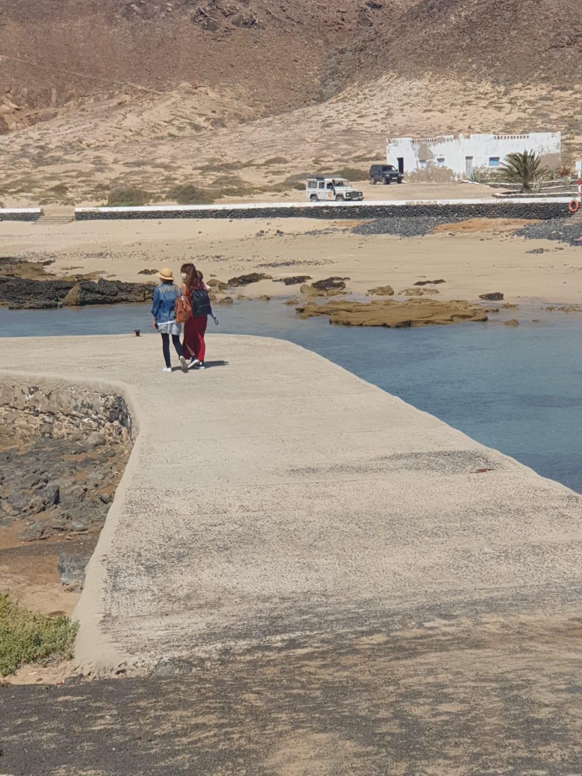 Sara Carbonero descansa con unos amigos en La Graciosa