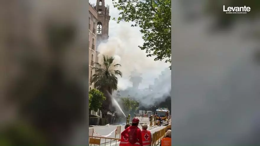 Arde una palmera en València tras la mascletà de Sant Vicent