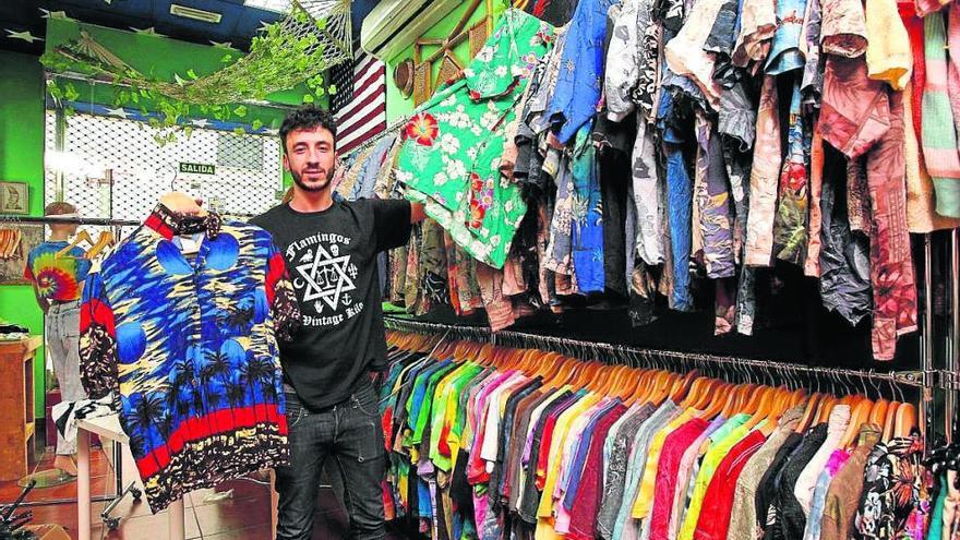 El propietario del establecimiento, Javier, mientras ultimaba los detalles para dar el pistoletazo de salida. En la tarde noche del sábado se celebró la inauguración.