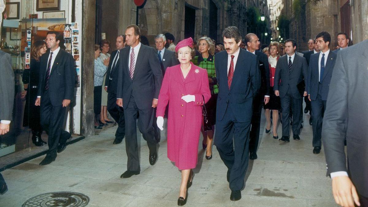 La Reina Isabell II, camino del Museo Picasso, durante su visita a Barcelona en octubre de 1988