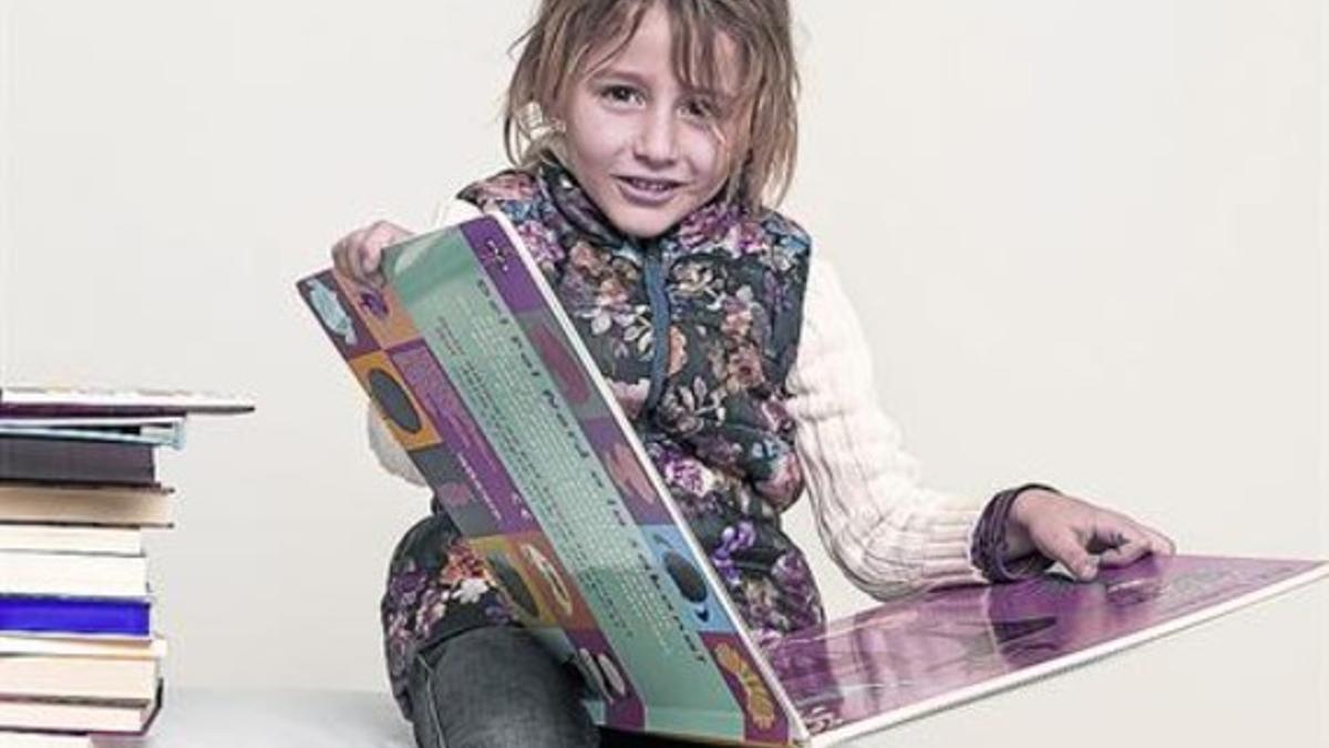 Kiera, 6 años. Sus últimas lecturas son Teo en la nieve y Teo en la televisión. Le gustan la música, el esquí y el hockey sobre hielo.