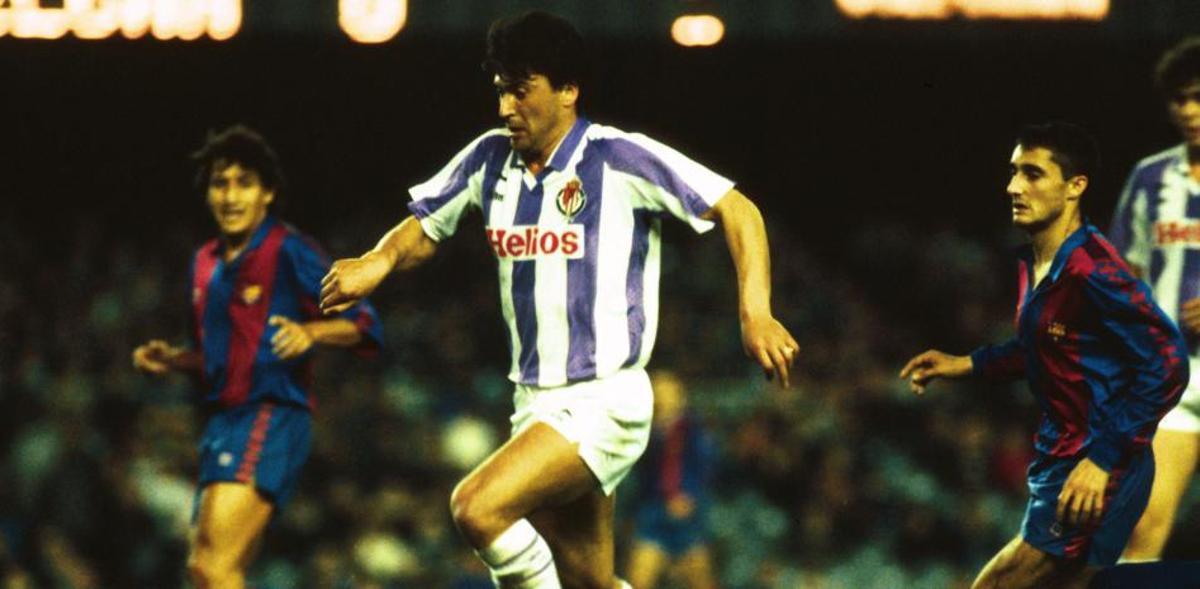 Pepe Lemos jugando contra el Barça, con Ernesto Valderde en imagen.
