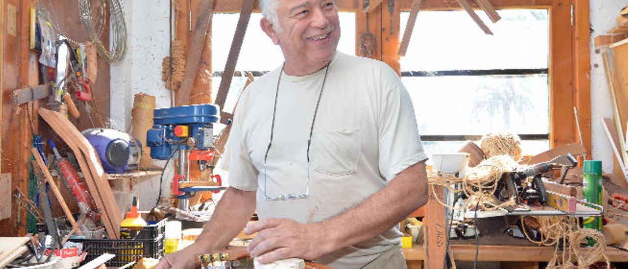 Francisco Ramírez trabaja en el taller de su casa en la zona de Tara en Telde.