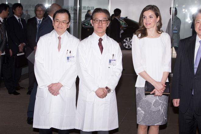 Letizia Ortiz en Japón con look de Hugo Boss