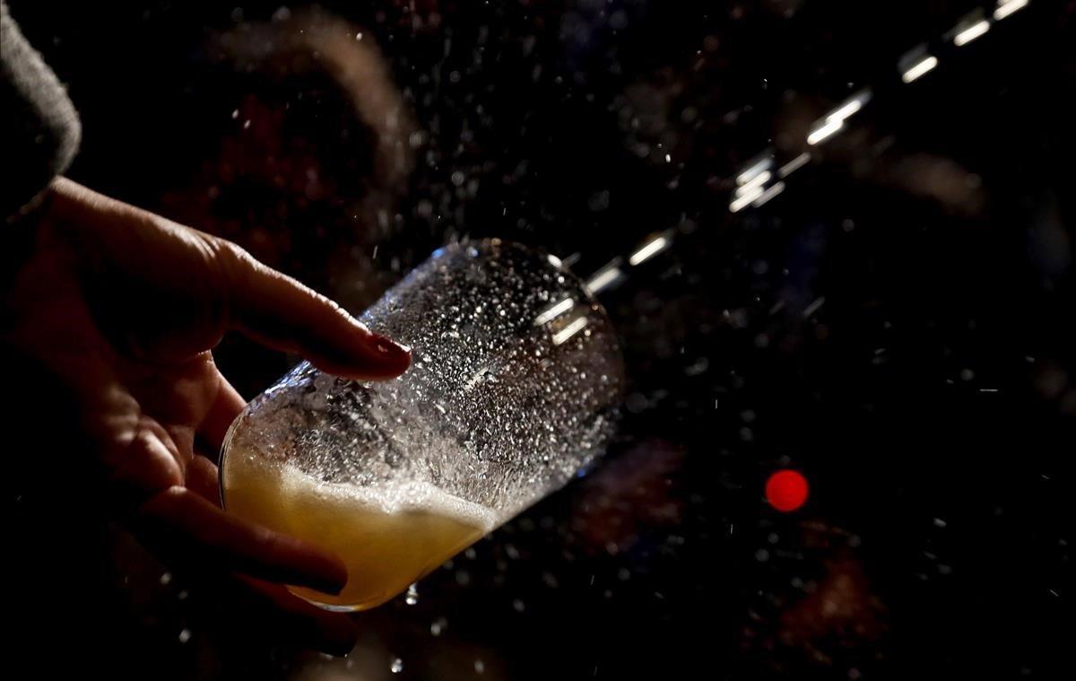 Los asistentes al acto ceremonial que abre en Astigarrraga la temporada de la sidra de Gipuzkoa, han degustado el primer vaso de sidra al ’txotx’, escanciada directamente de la barrica. 