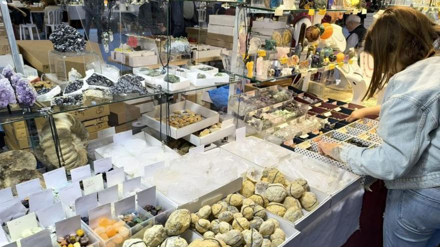 Una mujer inspecciona uno de los puestos de la feria. | AYTO. LA UNIÓN