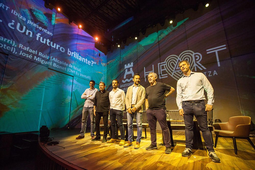 El cocinero analiza en un coloquio el futuro de la hostelería y el turismo en la isla.