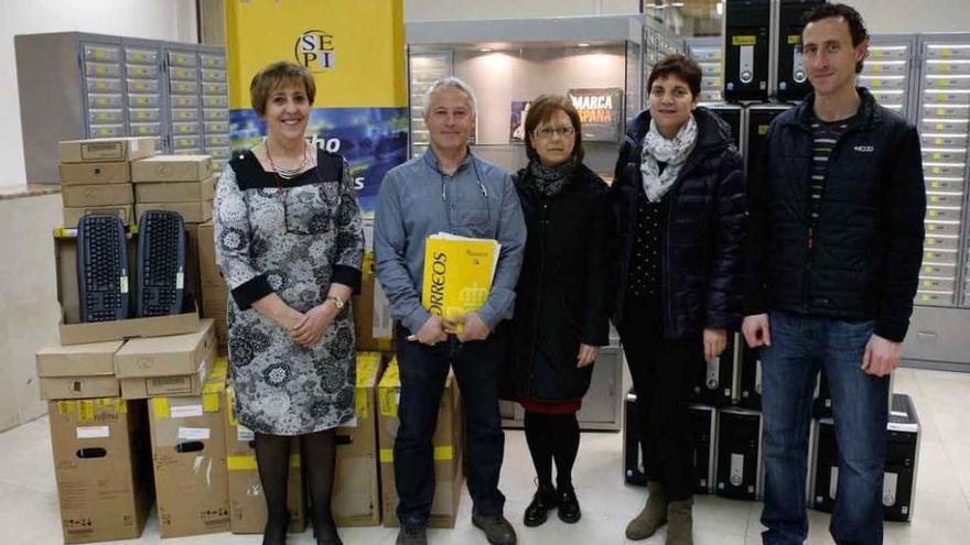 Los profesores de los centros zamoranos, durante la recepción de los ordenadores.