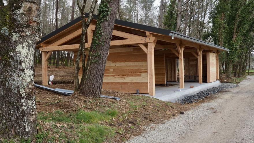 Trabajos para la puesta en marcha del «glamping» de la multinacional gala en Prado.