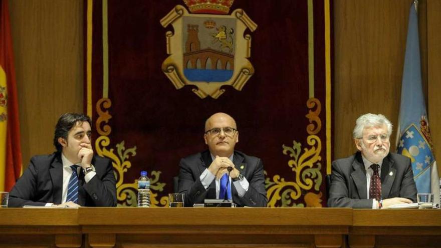 Manuel Baltar (en el centro), ayer, durante el pleno de la Diputación de Ourense.