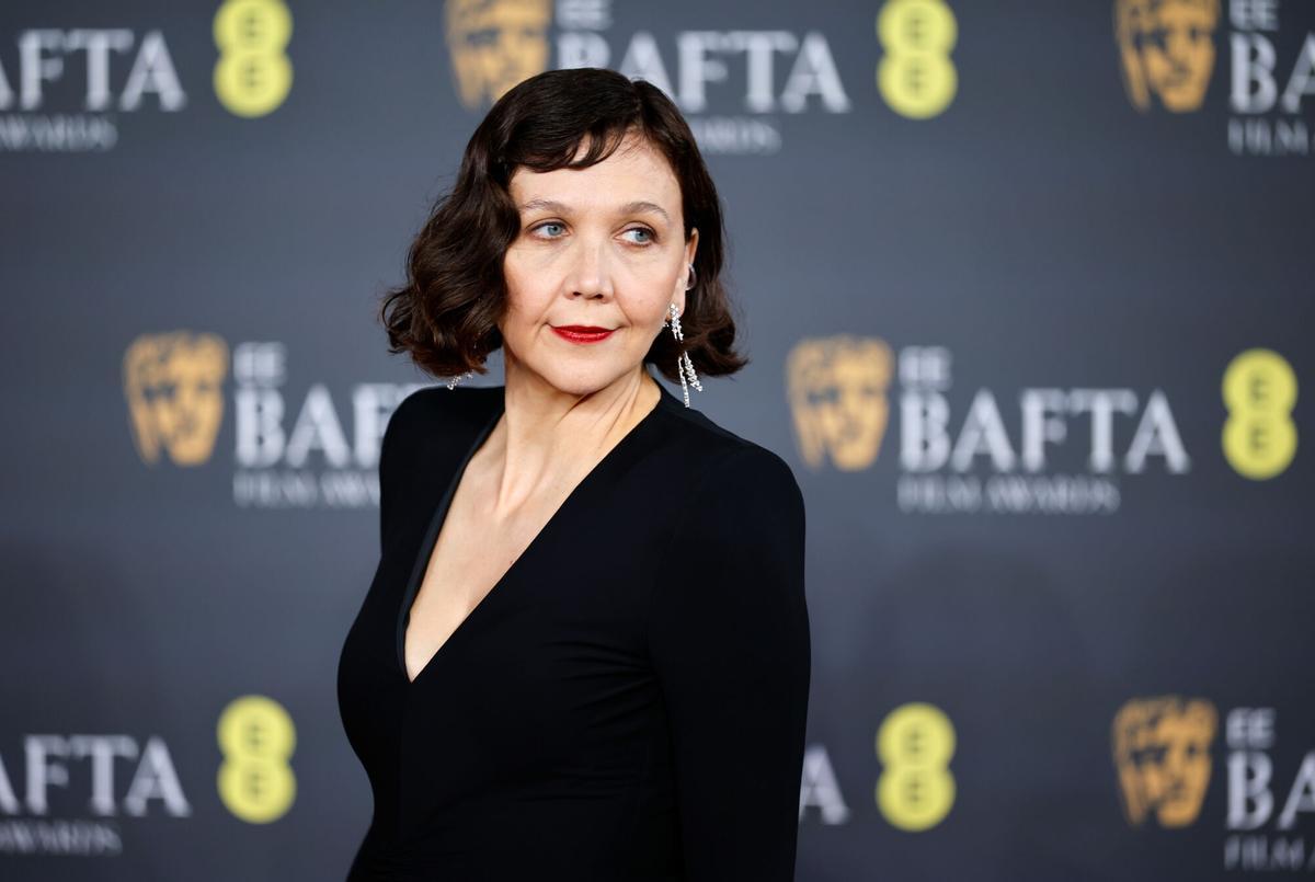 La actriz estadounidense Maggie Gyllenhaal, en la alfombra roja de los Premios BAFTA en el Royal Festival Hall de Londres.