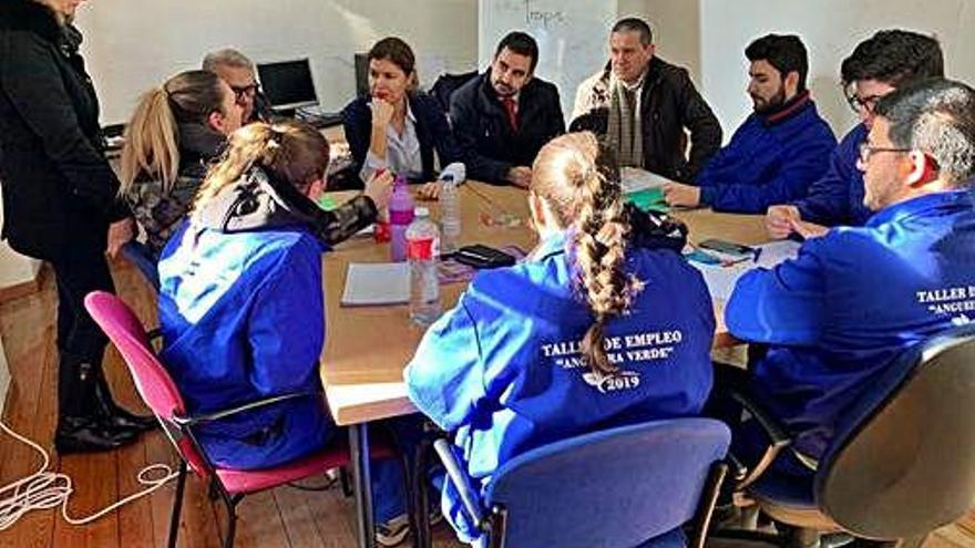 Clara San Damián con los participantes en el Taller de Jardinería &quot;Angueira Verde&quot;.