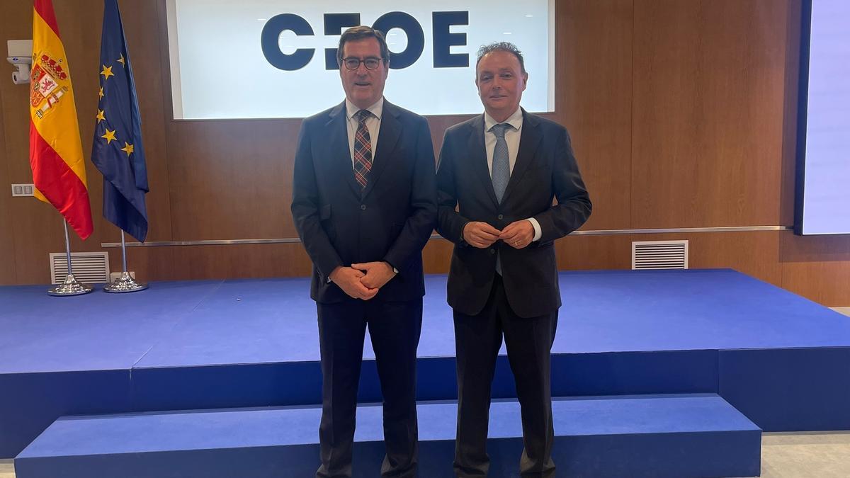 Antonio Garamendi y Salvador Navarro, ayer, en la sede de la CEOE