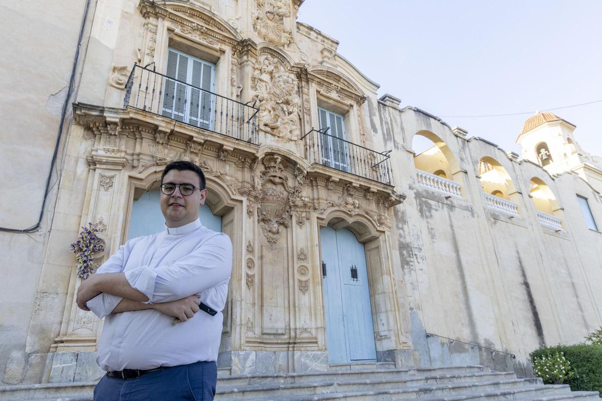 El sacerdote a las puertas del seminario de Orihuela.