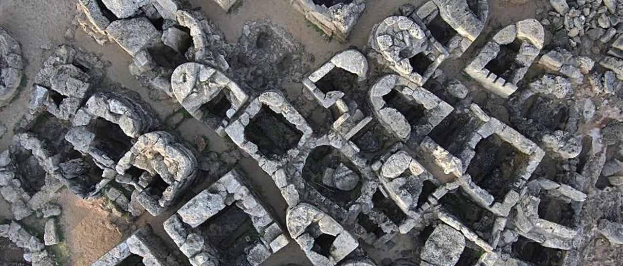 Vista aérea de las características tumbas de la necrópolis. | AJUNTAMENT