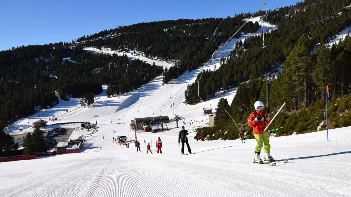 Un nen de 10 anys, greument ferit després de xocar contra una barrera en una pista d'esquí al Pirineu francès