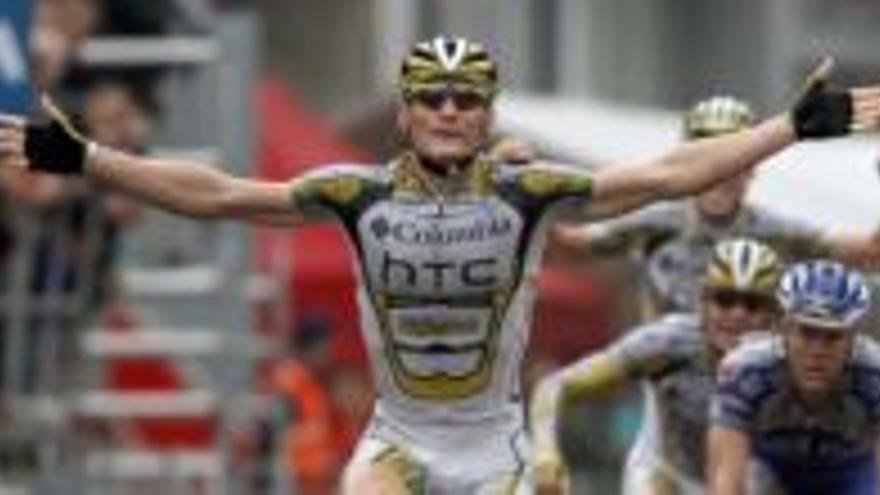 Greipel gana la &quot;clásica&quot; de la Vuelta en una jornada accidentada