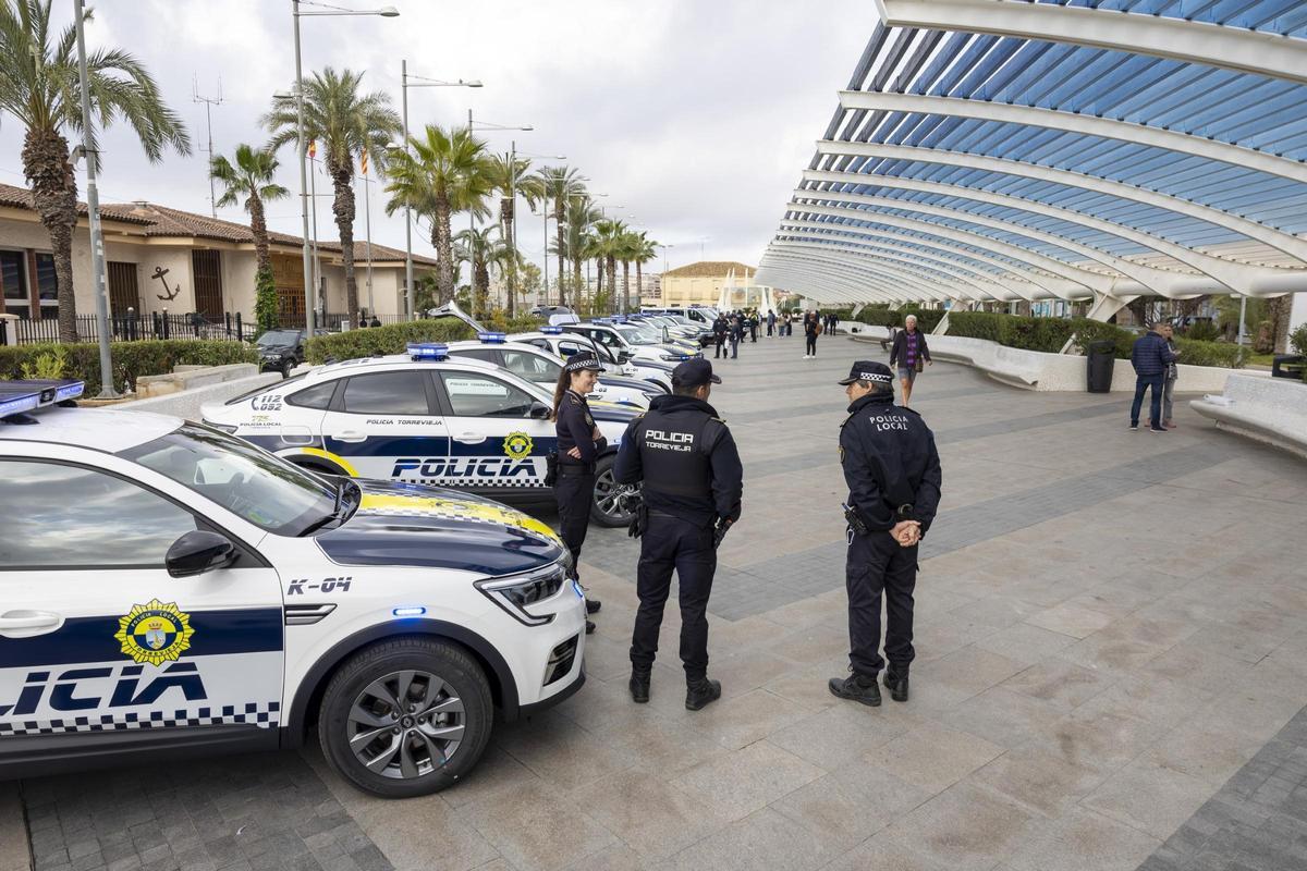 Presentación de los nuevos vehículos policiales en el paseo Vista Alegre de Torrevieja