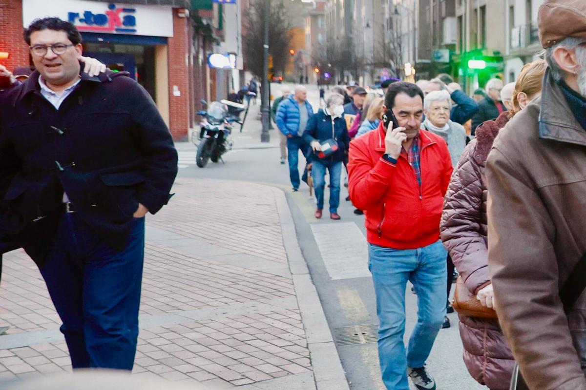 Iván Ávarez Raja, primero por la izquierda, en la manifestación del pasado miércoles en La Calzada contra el paso de camiones.