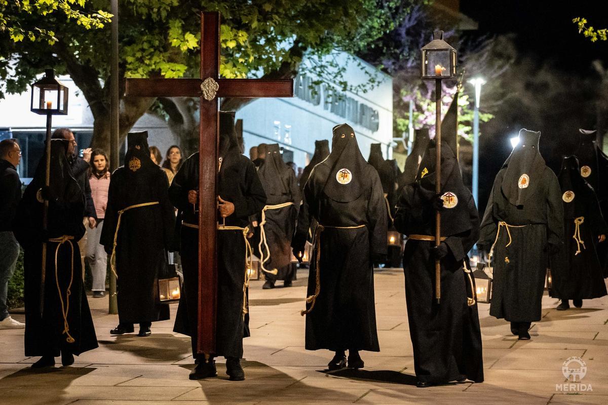 Fotogalería | Mérida se estremece con un multitudinario Vía Crucis en el Anfiteatro Romano
