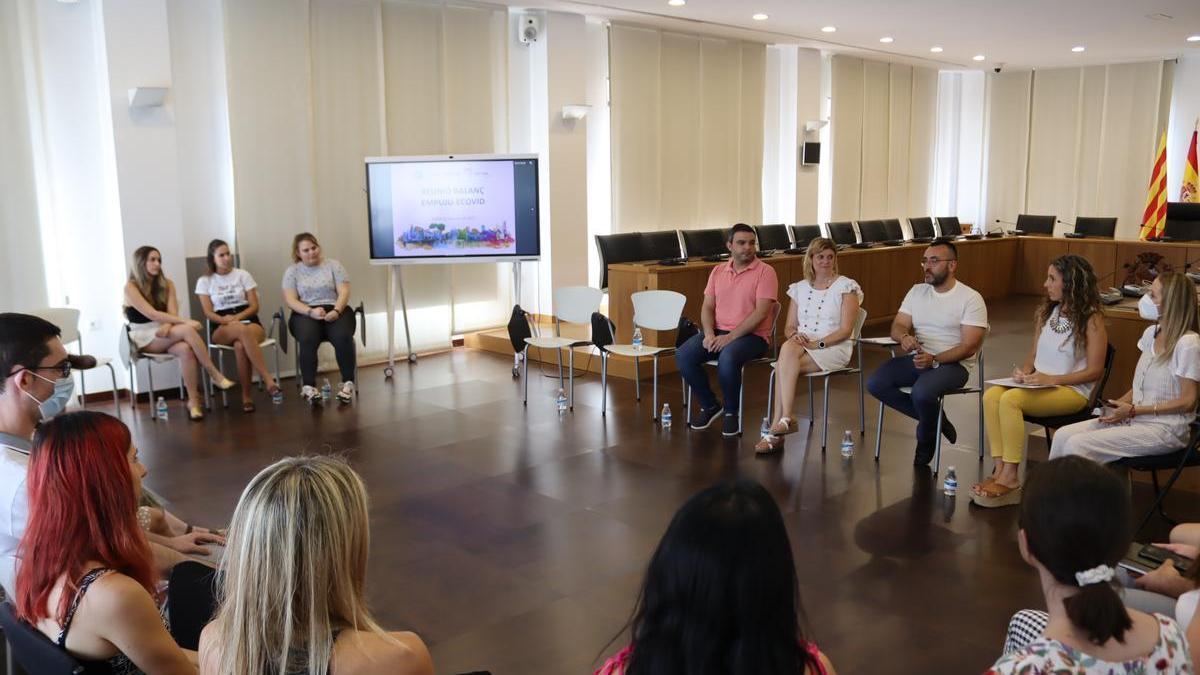 El alcalde, José Benlloch, durante el encuentro de trabajo que mantuvo ayer con los beneficiarios de los planes Empuju y Ecovid.