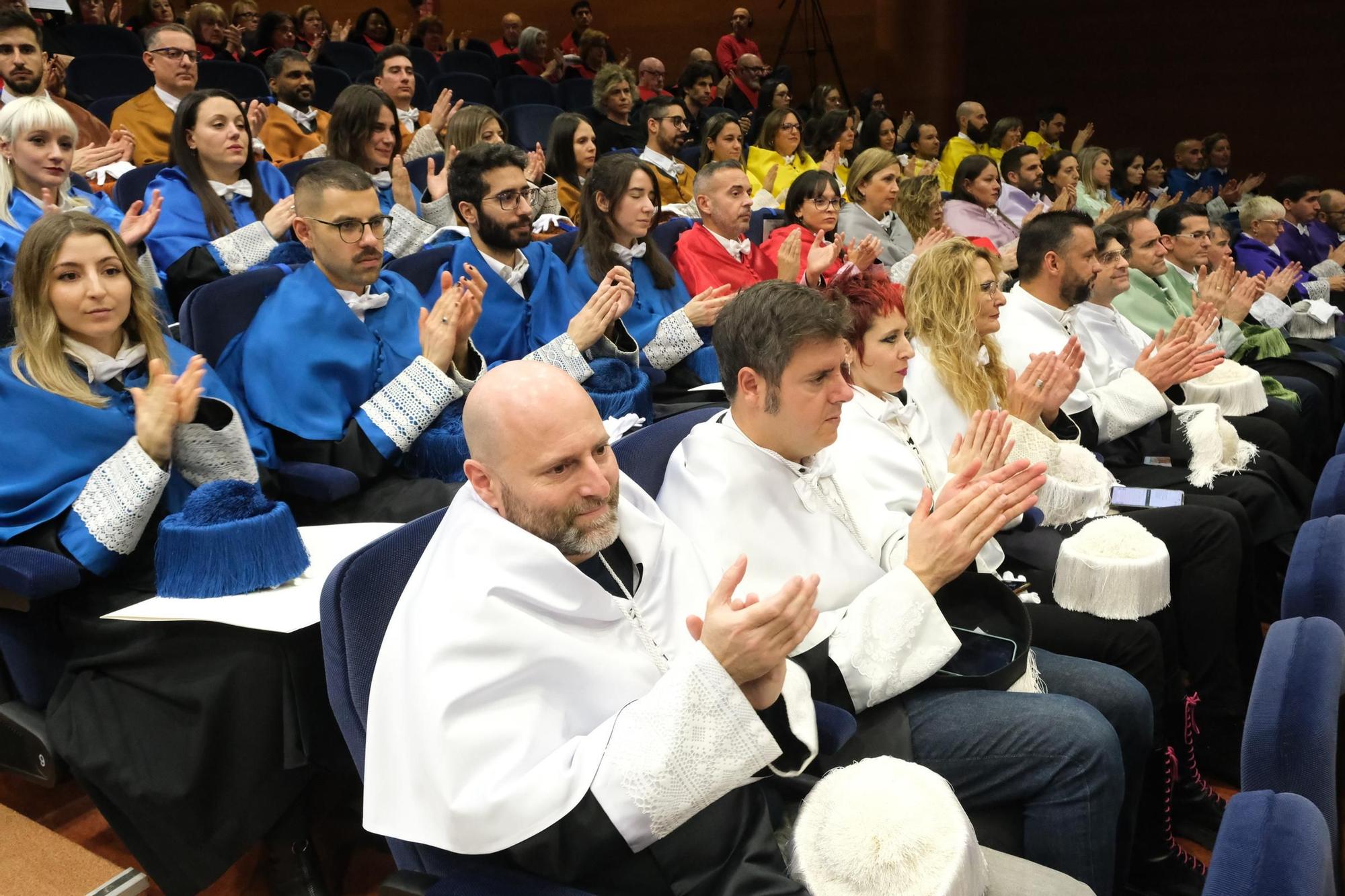 Así ha sido la ceremonia de investidura del científico Luis Serrano Pubul como Doctor Honoris Causa