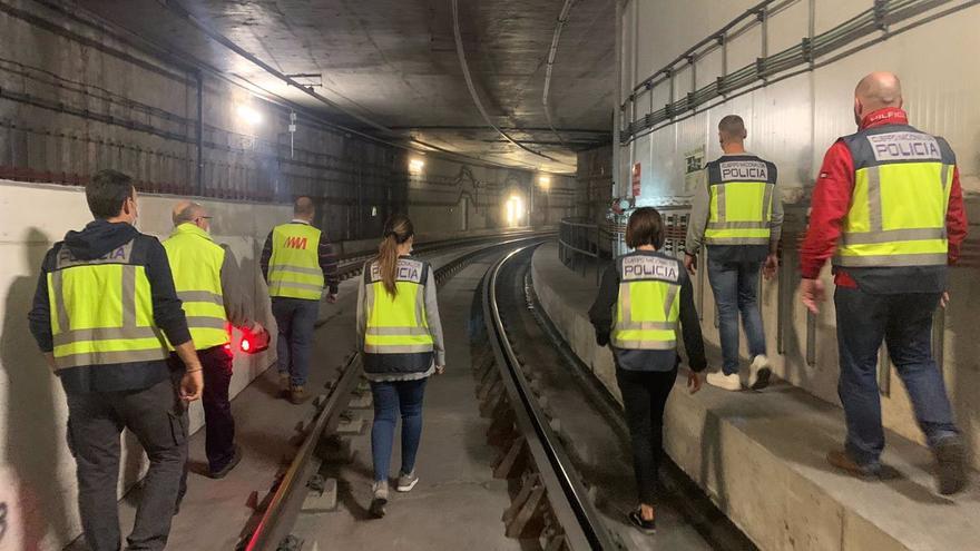 La Policía Nacional visita los túneles y vías de evacuación del metro
