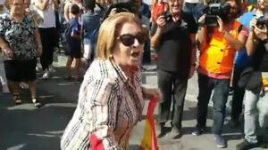 una mujer con una bandera espanola es golpeada en tarragona