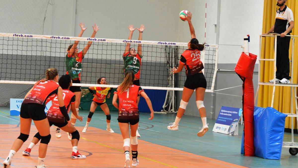 Un ataque de las chicas del Xàtiva Voleibol ante las de Granada.