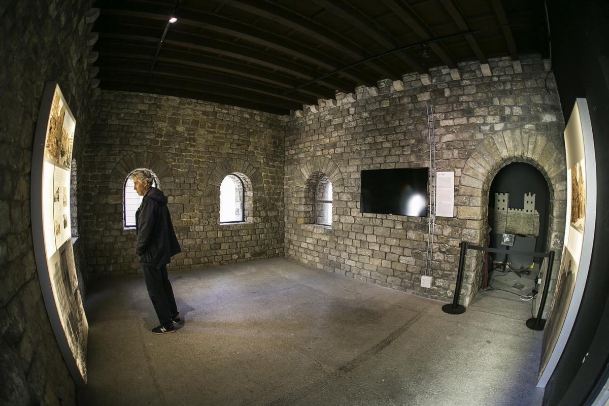 El recorrido pasa por el interior de una de las torres de la muralla romana (a la derecha, una puerta del camino de ronda que recorría la muralla pasando de torre en torre).